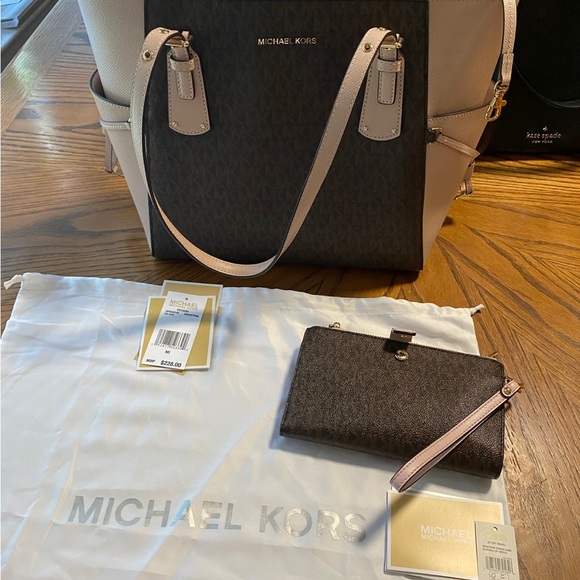Michael Kors Voyager large tote purse with matching phone wristlet wallet